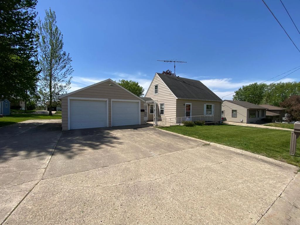 2021 Tower Road, Albert Lea