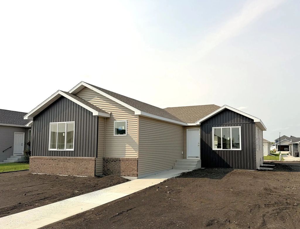 2575 Golden Lane S, Fargo