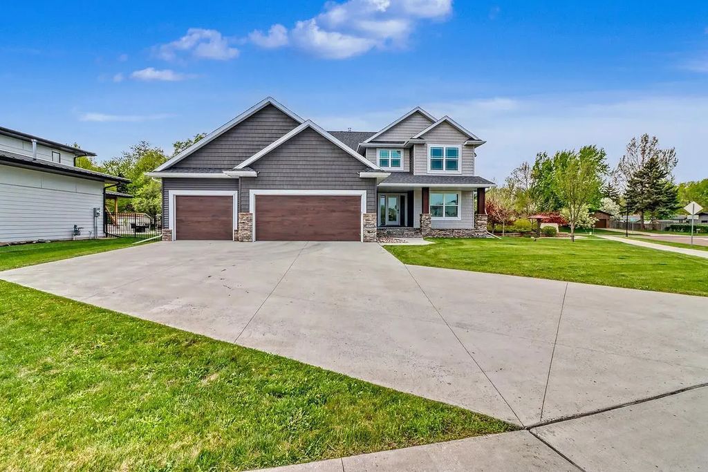 3521 Grandwood Drive N, Fargo