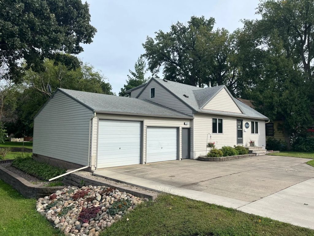 1112 Bridge Avenue, Albert Lea