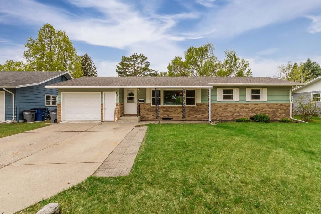 533 Maple Lane, Moorhead