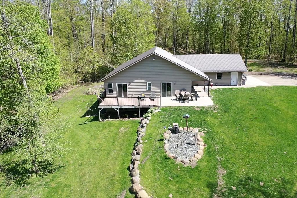 48990 County Highway 17, Vergas