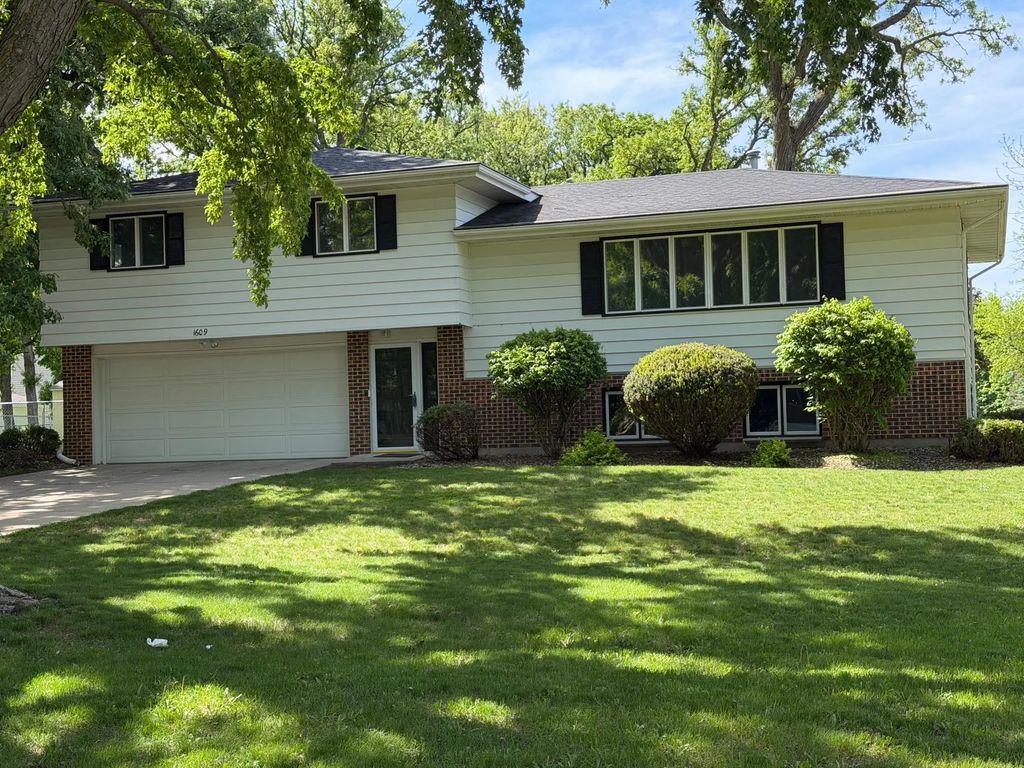 1609 Gateway Drive, Albert Lea