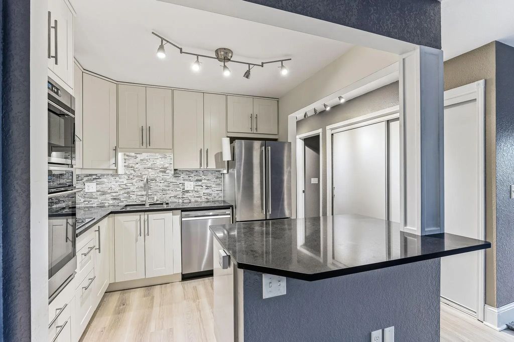 1700 Four Oaks Road 331, Eagan