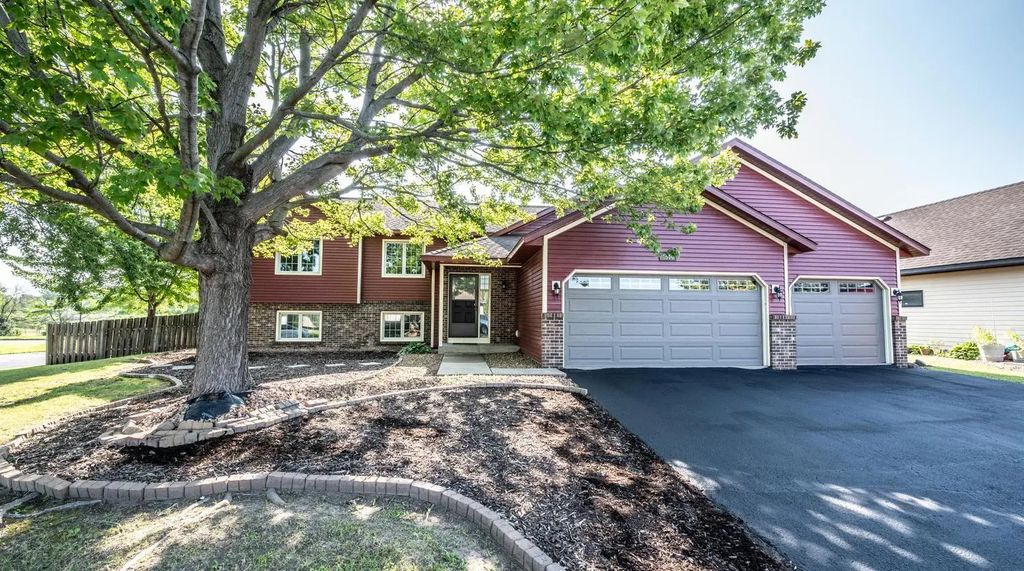 1500 Lakeview Curve, Eagan