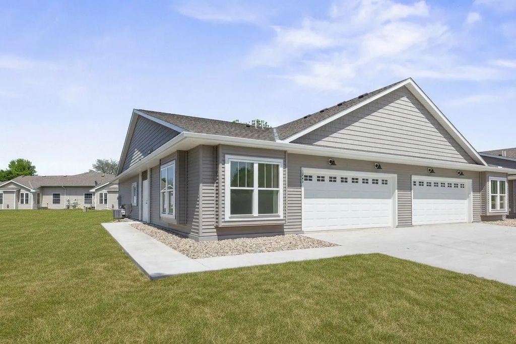 1021 Golf Course Road Nw, Hutchinson