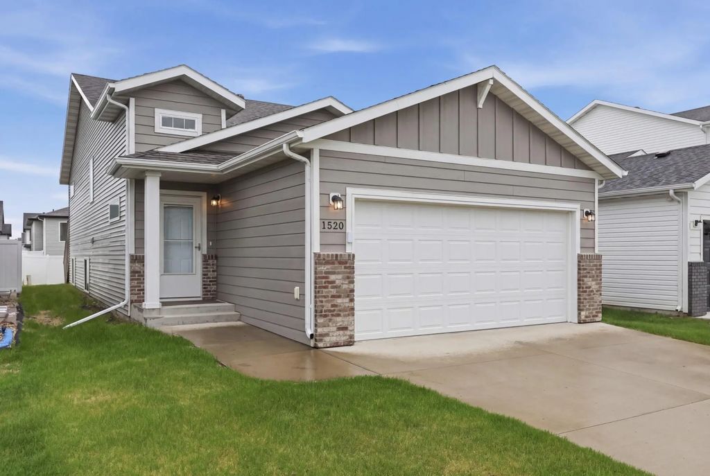 1520 67th Avenue S, Fargo