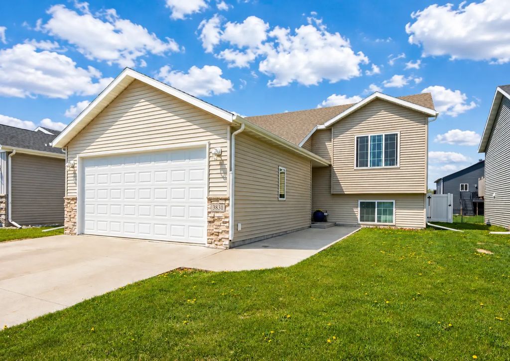 3831 32nd Street S, Moorhead
