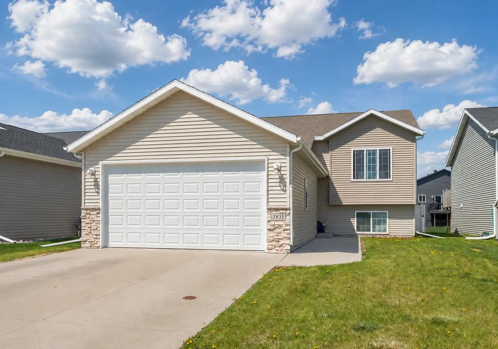 3831 32nd Street S, Moorhead