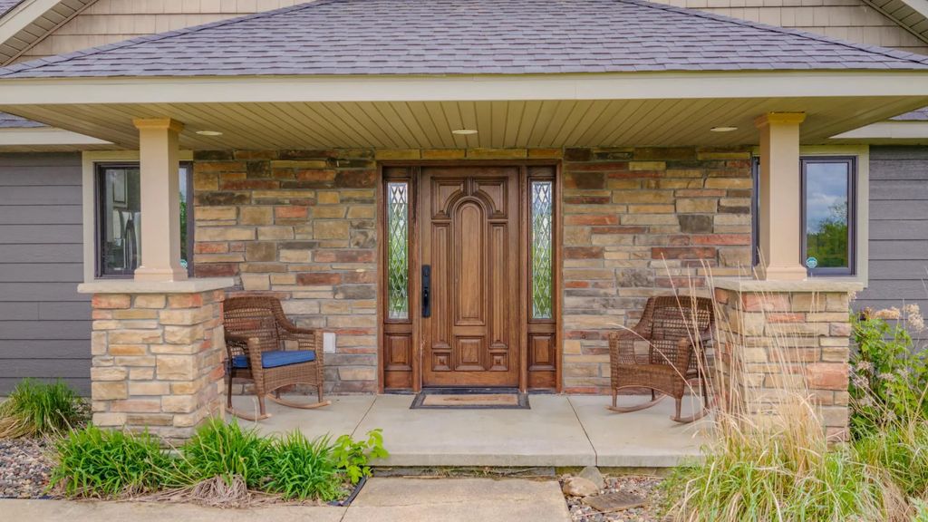 3417 N Games Lake Avenue, New London