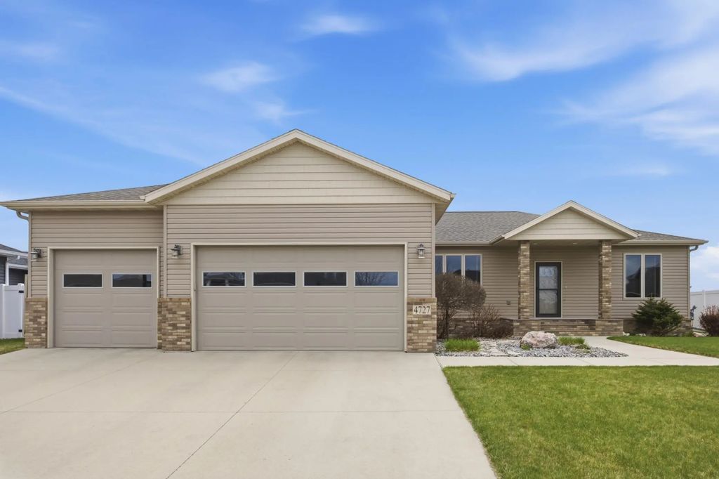 4727 6th Street W, West Fargo