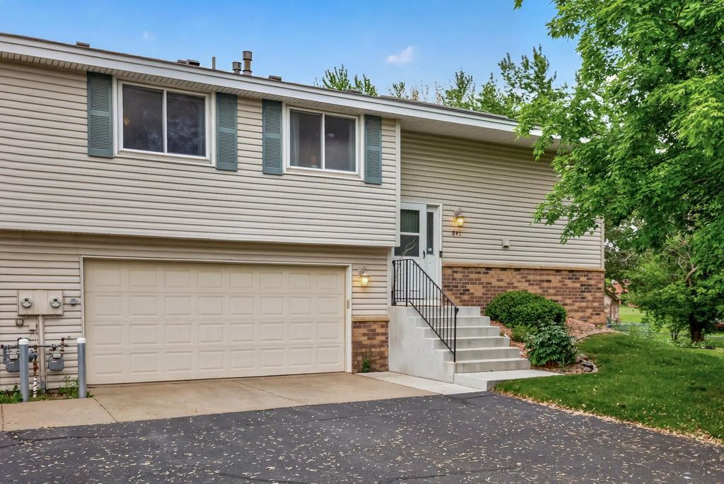 841 Evergreen Circle, Burnsville