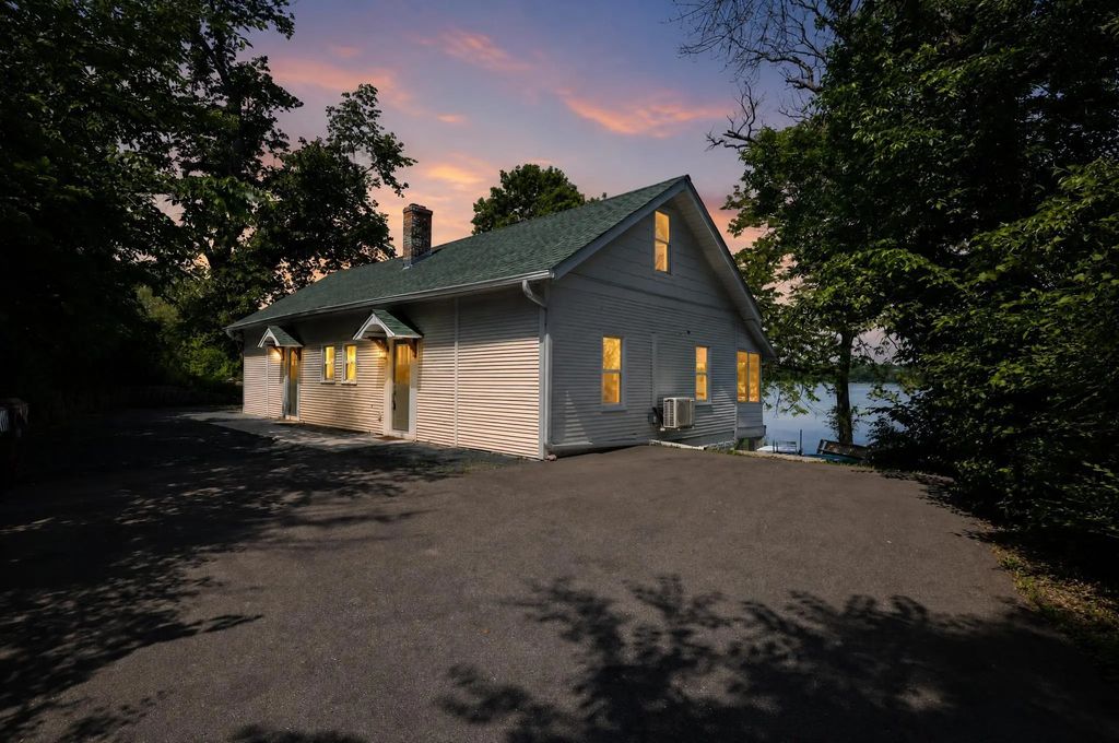 2627 Commerce Boulevard, Mound