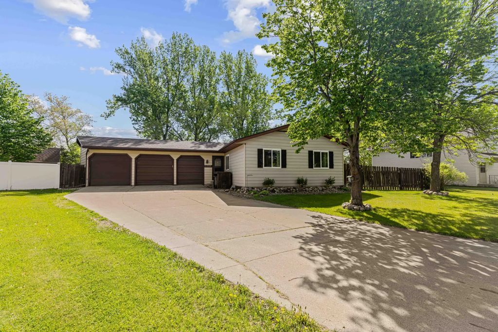 2954 Heatherwood Circle S, Moorhead