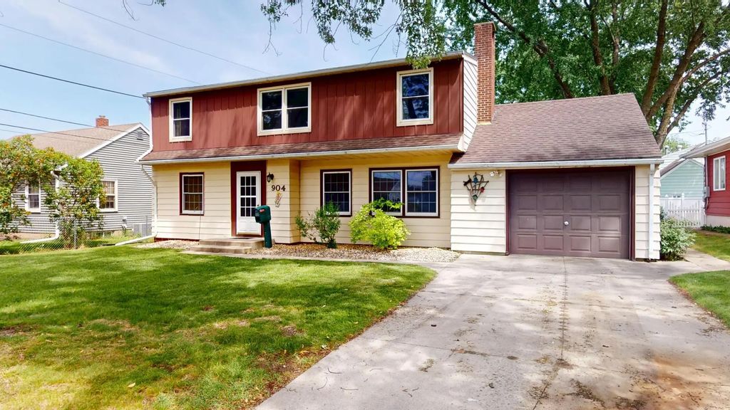 904 Clausen Avenue, Albert Lea