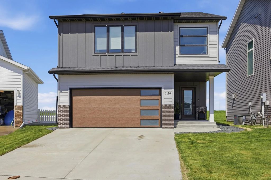 1186 Albert Court W, West Fargo