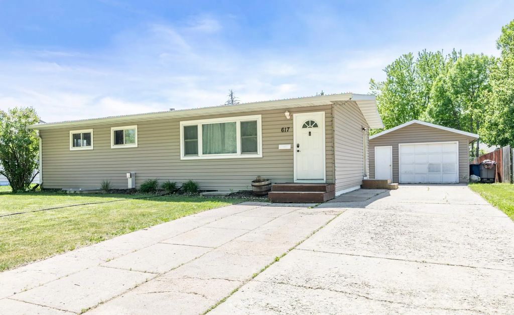 617 Cedar Lane, Moorhead