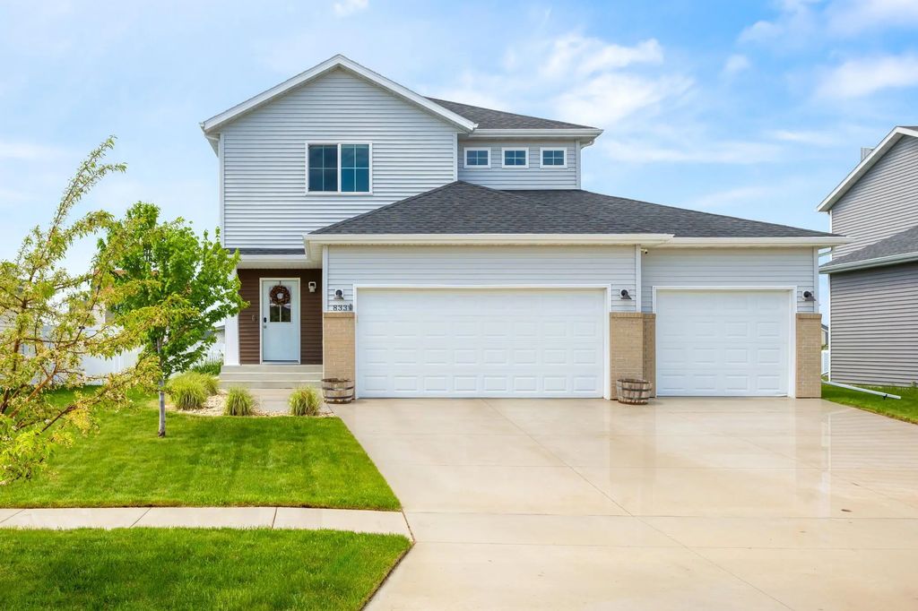 833 Albert Drive W, West Fargo