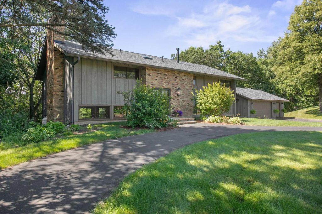 565 Lakota Lane, Chaska