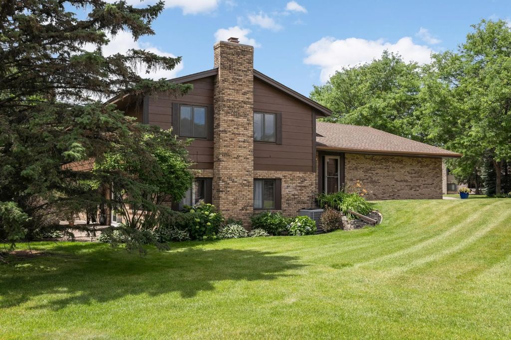 7111 Robinwood Bay, Woodbury