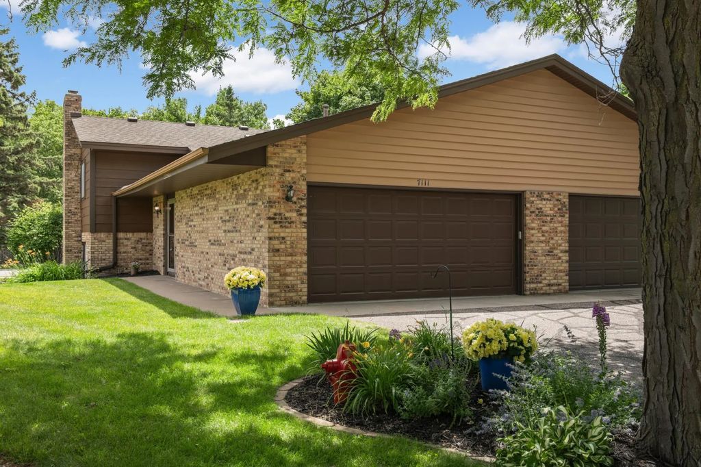 7111 Robinwood Bay, Woodbury