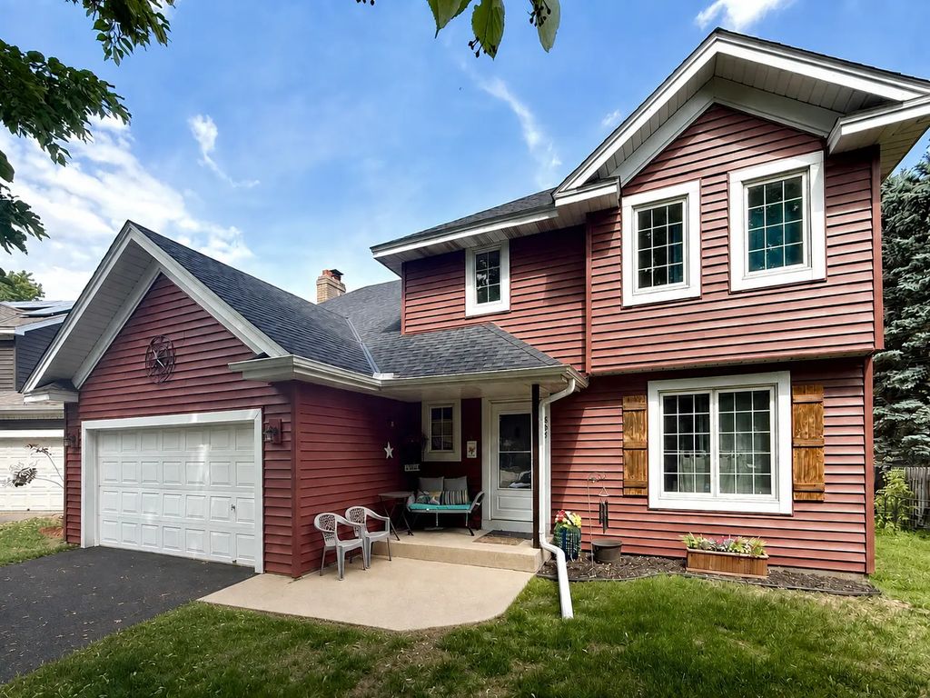 864 Winterberry Court, Woodbury