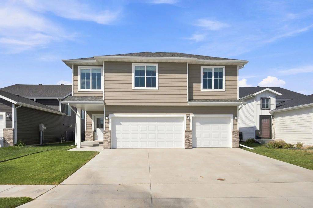 1118 Albert Court W, West Fargo