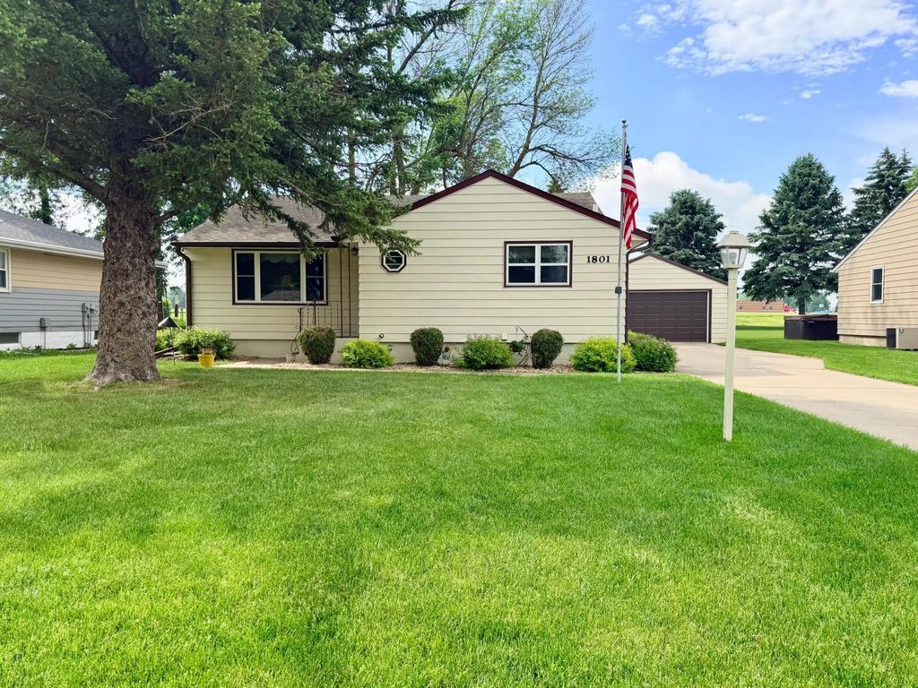 1801 S Shore Drive, Worthington