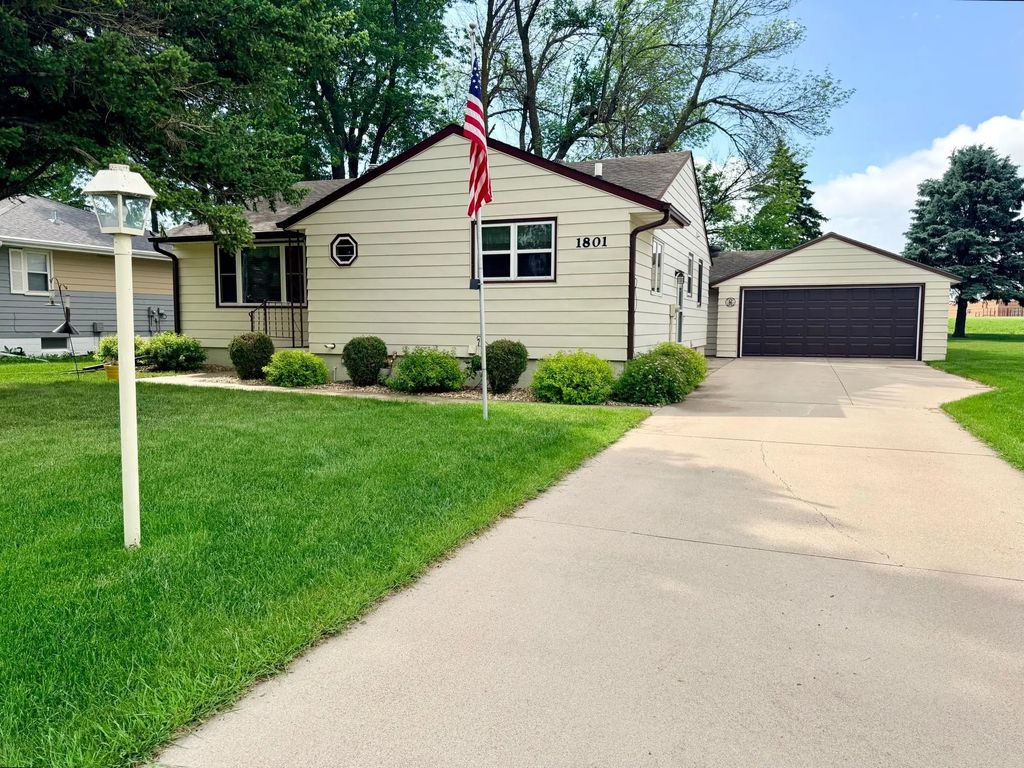 1801 S Shore Drive, Worthington