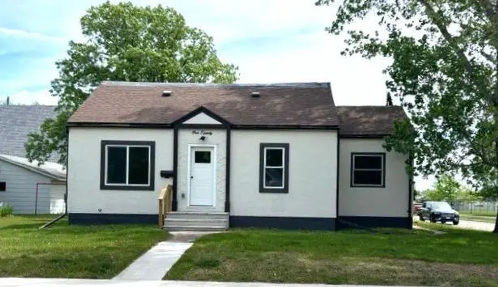 120 Spruce Avenue S, Thief River Falls
