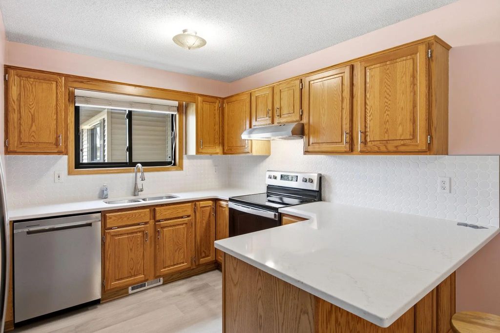 5305 Orleans Lane N 6, Plymouth