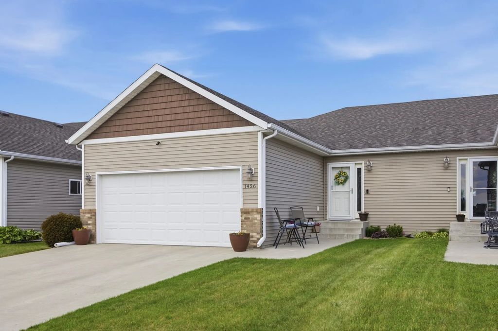 1426 Goldenwood Drive, West Fargo