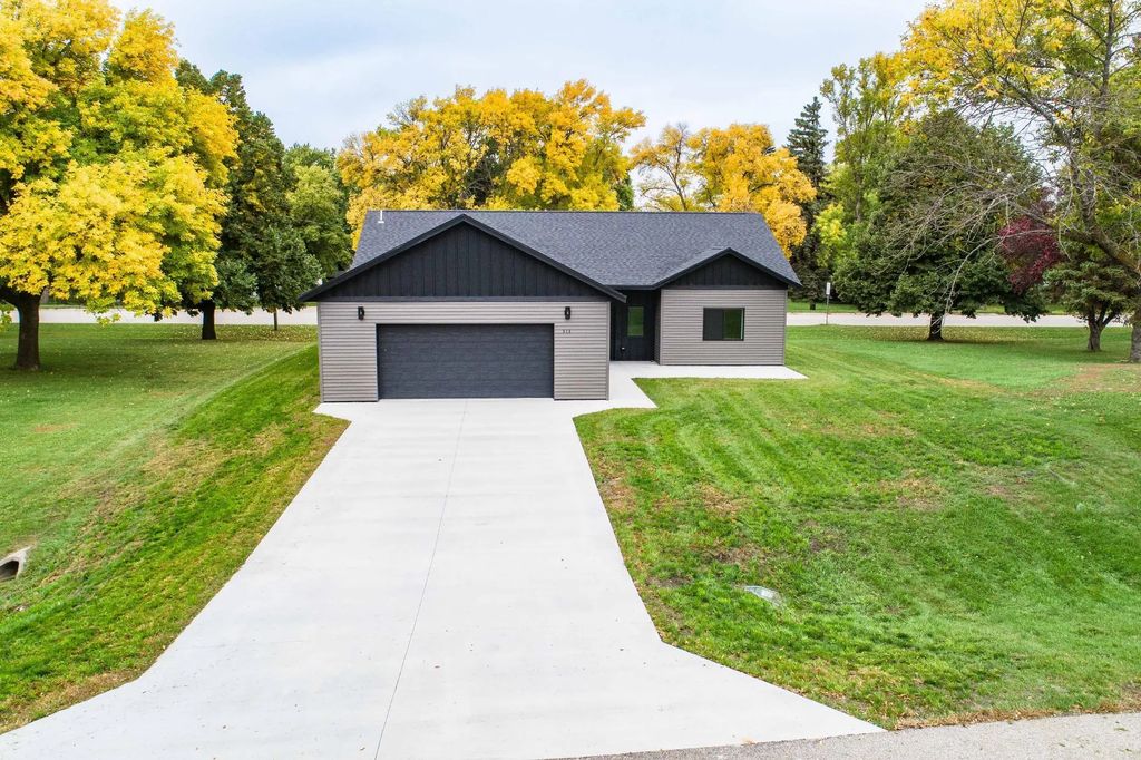 313 1st Street Ne, Rothsay