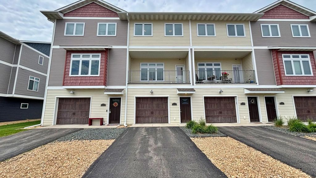 2157 Rolling Green Lane, North Mankato