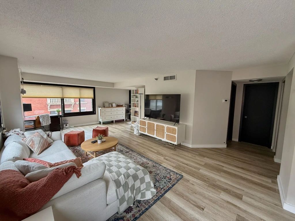 26 10th Street W 402, St Paul