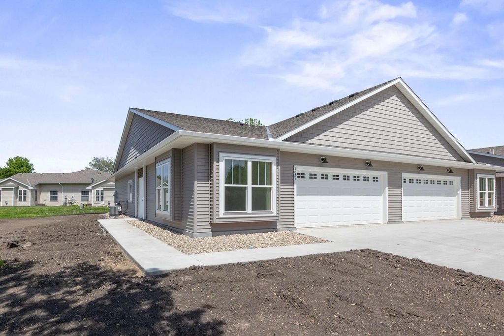 1081 Golf Course Road Nw, Hutchinson