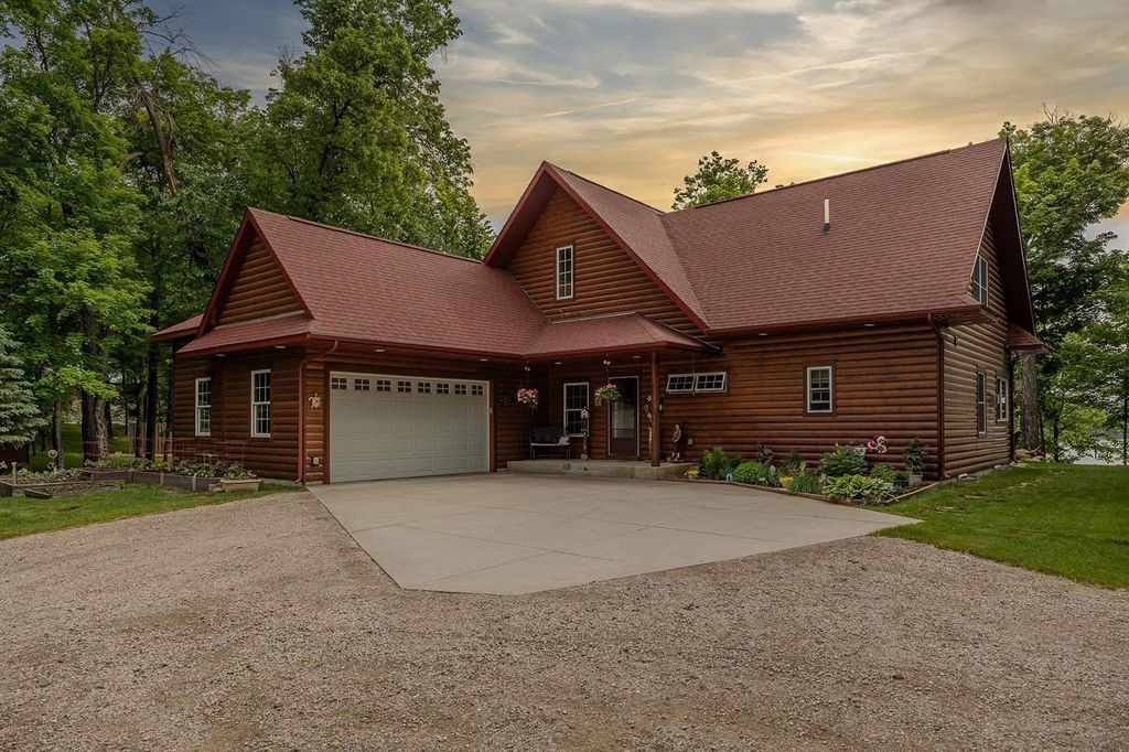421 Goshawk Lane Nw, Hackensack