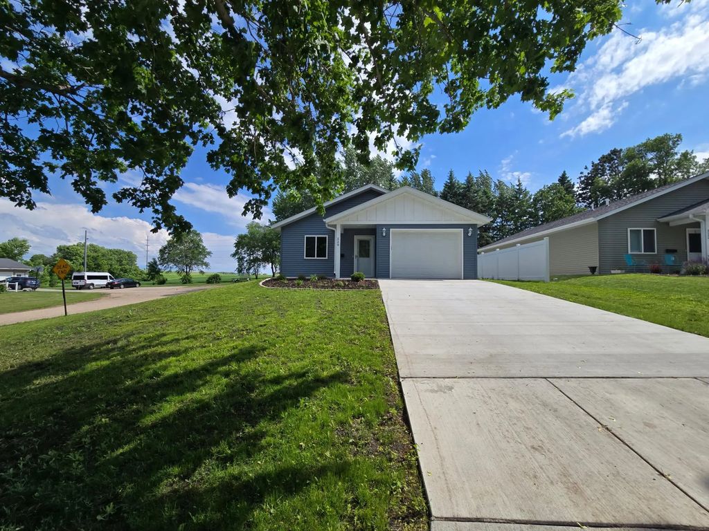 528 E St Charles Avenue, Fergus Falls