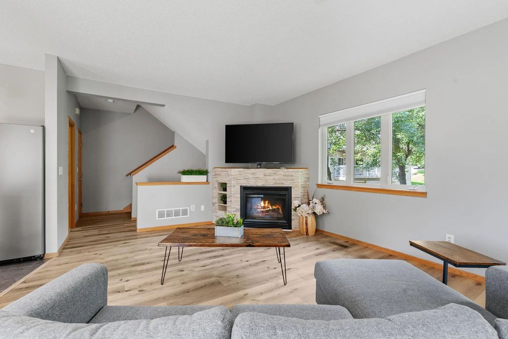 1416 Mcandrews Road E, Burnsville