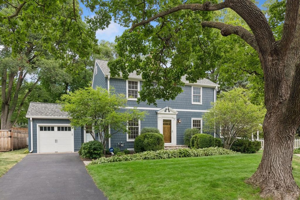 6 Edina Court, Edina