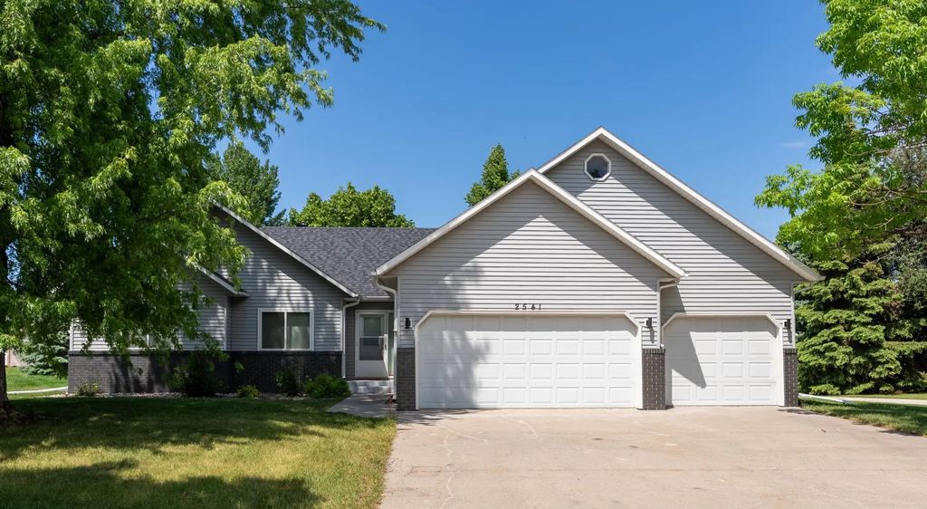 2541 S 26th Avenue S, Fargo