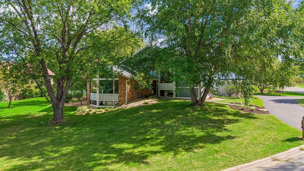 1728 Trail Road, Mendota Heights