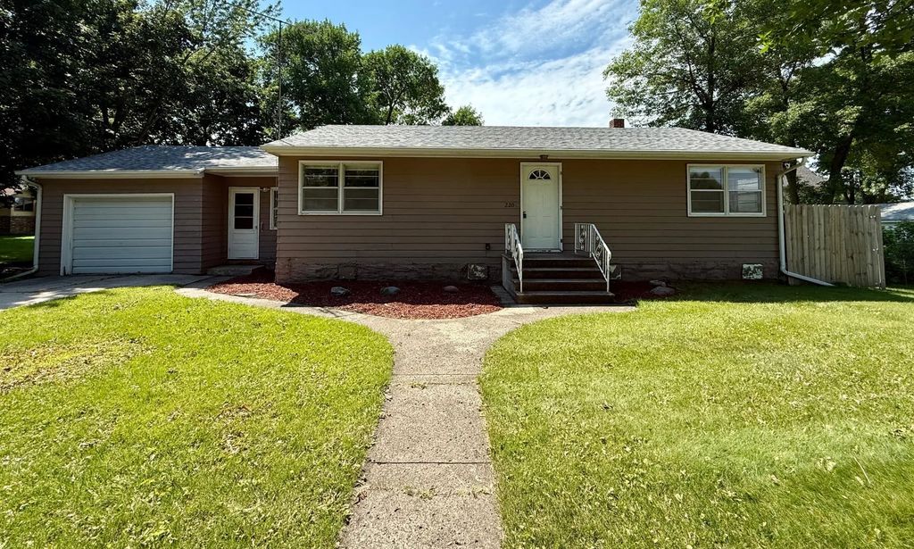 220 S 4th Street, Bird Island