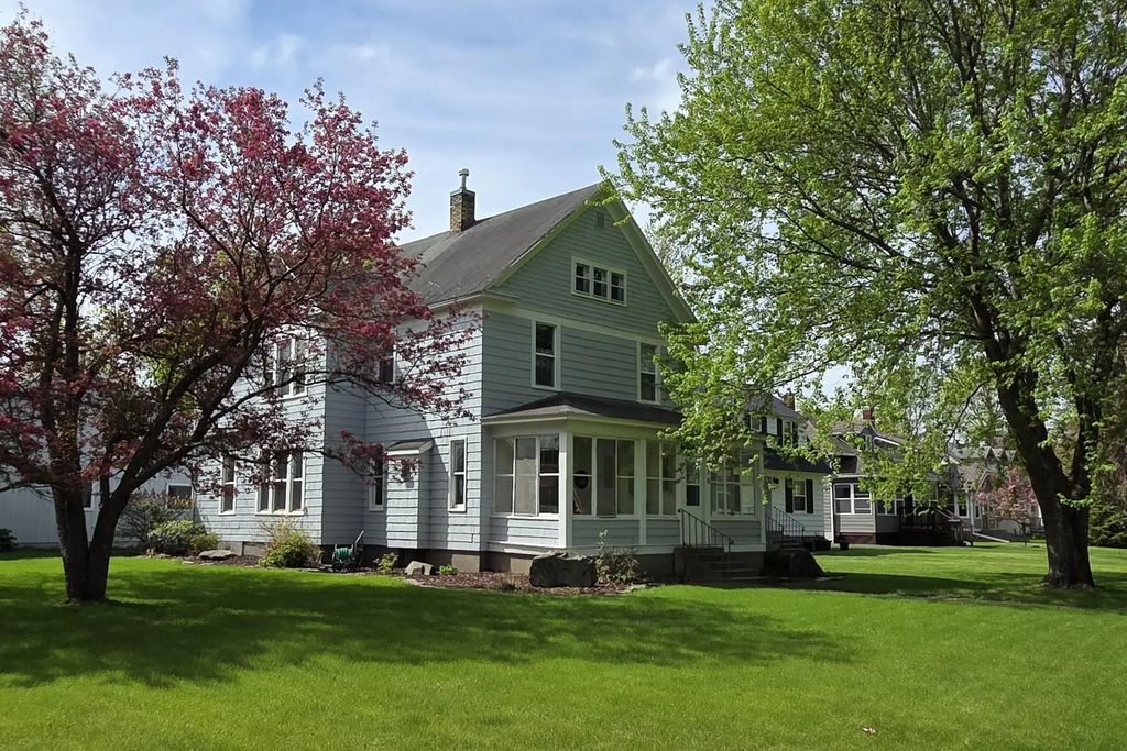 915 Riverside Drive, International Falls