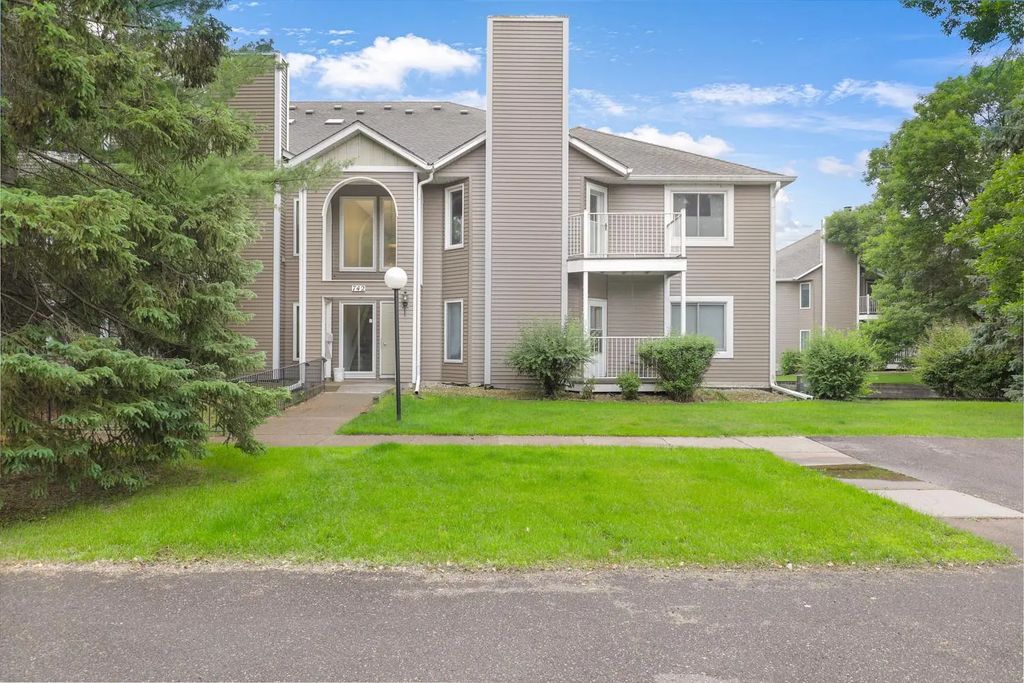 742 County Road F W B, Shoreview