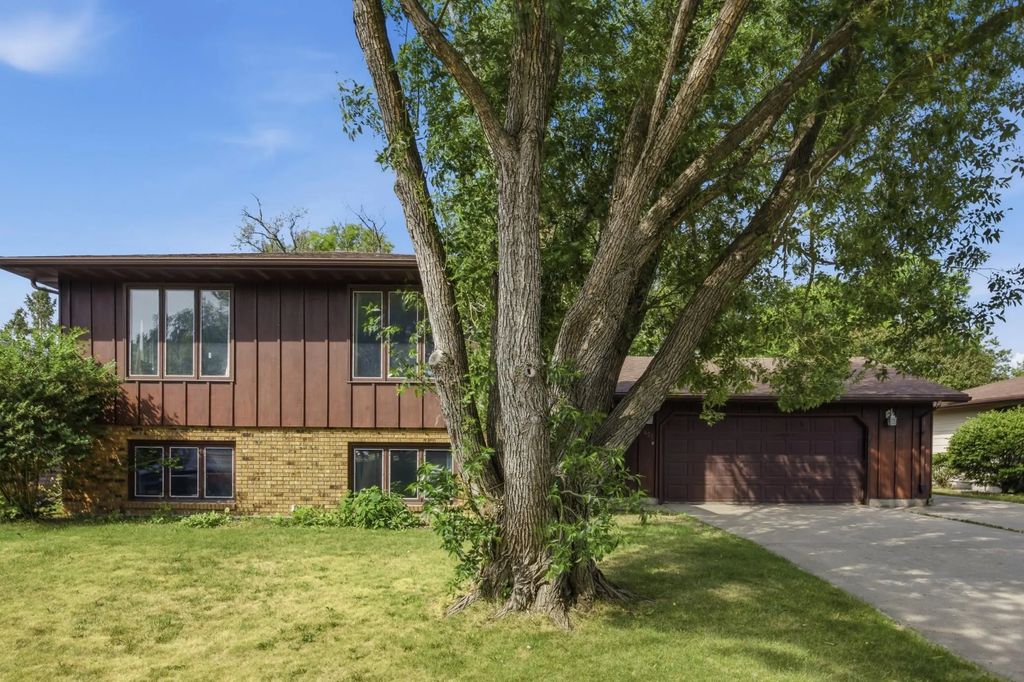 421 Rensvold Boulevard, Moorhead