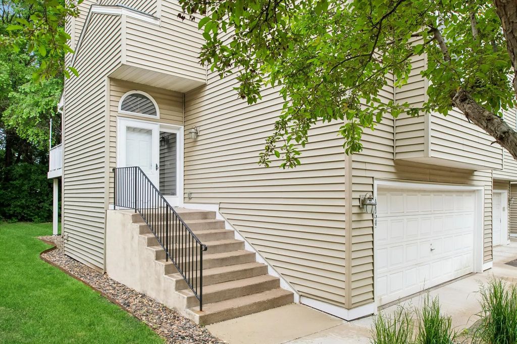 4154 Meadowlark Way, Eagan