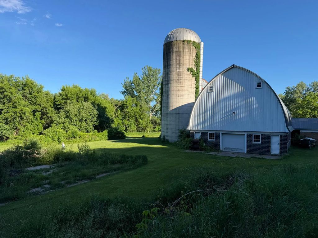 48050 Old River Bluff Road, Saint Peter