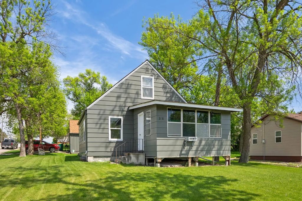 32 2nd Avenue Nw, Mayville