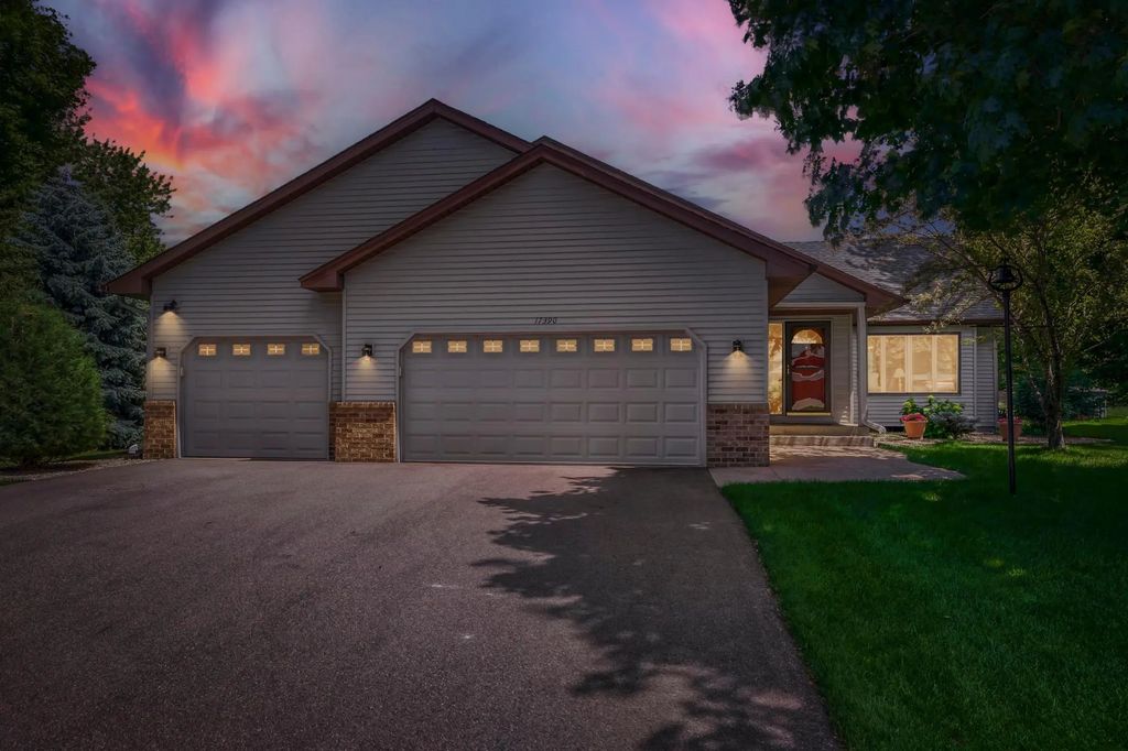 17390 Greenview Circle, Lakeville
